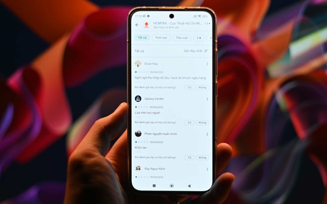 Nhiều chủ tài khoản bức xúc, đánh giá 1 sao cho app chính chủ trên Google Play. Ảnh: Xuân Sang.