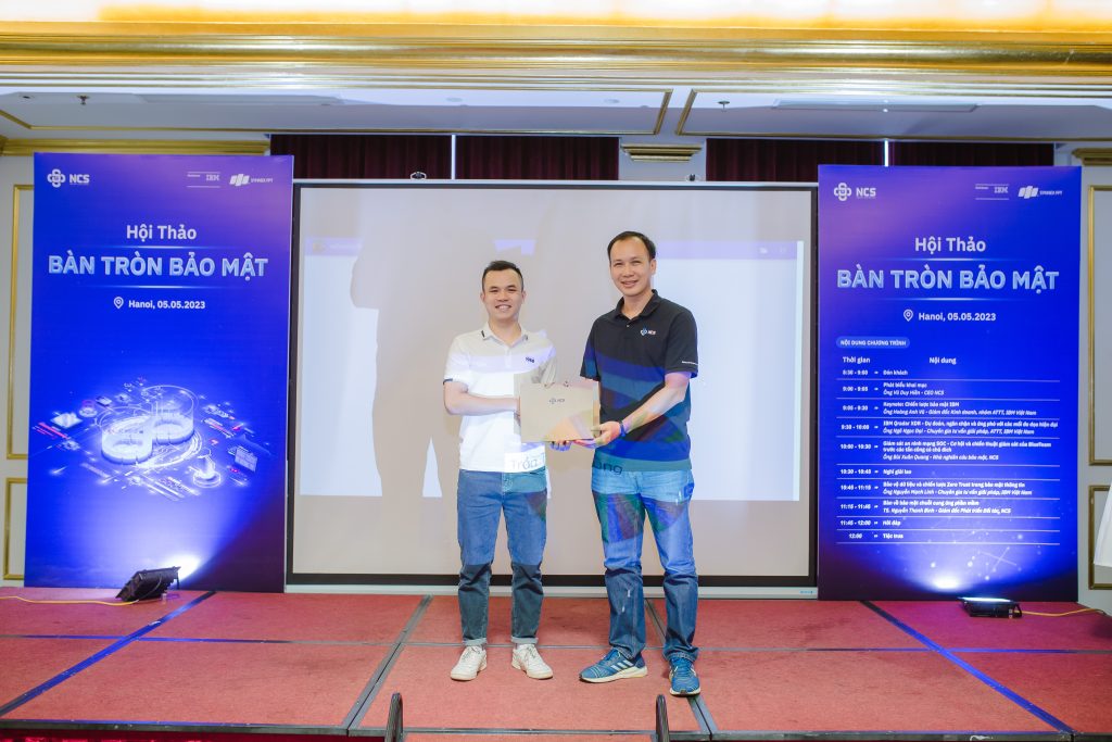 Chúc mừng khách hàng may mắn trúng giải Nhì trong chương trình luckydraw là một tai nghe không dây Samsung Galaxy Buds2 trị giá 2.990.000₫.
